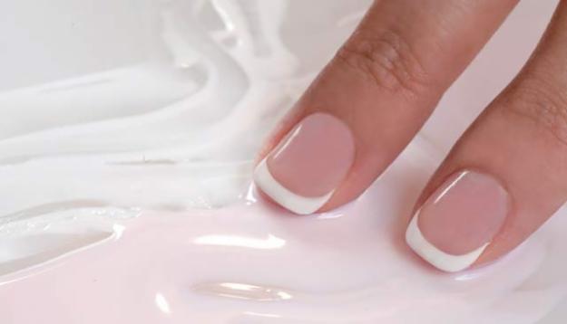uñas de gel cortas
